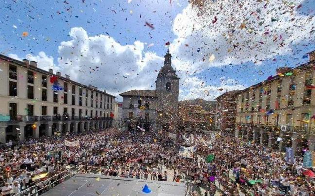 La Herriko Plaza en el txupinazo que da inicio a los Sanrokes de Laudio al mediodía de cada 15 de agosto