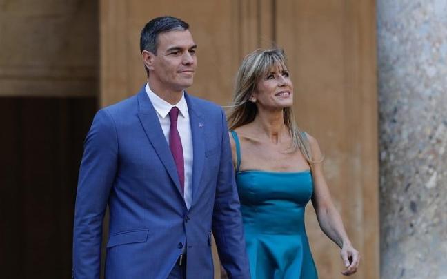 El presidente del Gobierno español, Pedro Sánchez, junto a su mujer, Begoña Gómez.