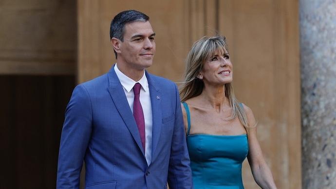 El presidente del Gobierno español, Pedro Sánchez, junto a su mujer, Begoña Gómez.