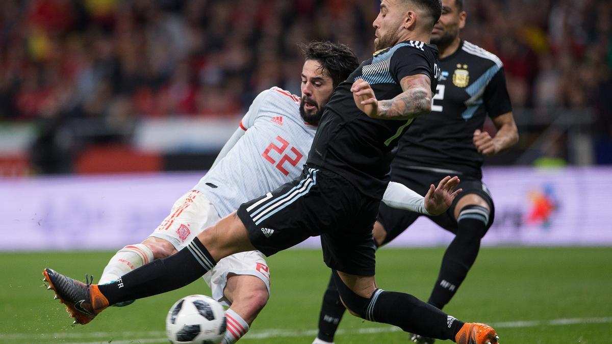 Isco y Otamendi, durante el último encuentro entre España y Argentina, que se dio en 2018 en Madrid con una contundente victoria para los locales (6-1).