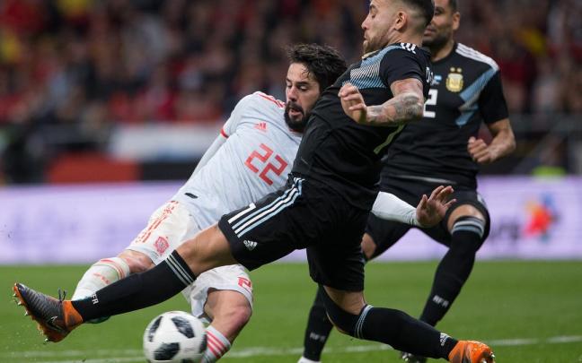Isco y Otamendi, durante el último encuentro entre España y Argentina, que se dio en 2018 en Madrid con una contundente victoria para los locales (6-1).