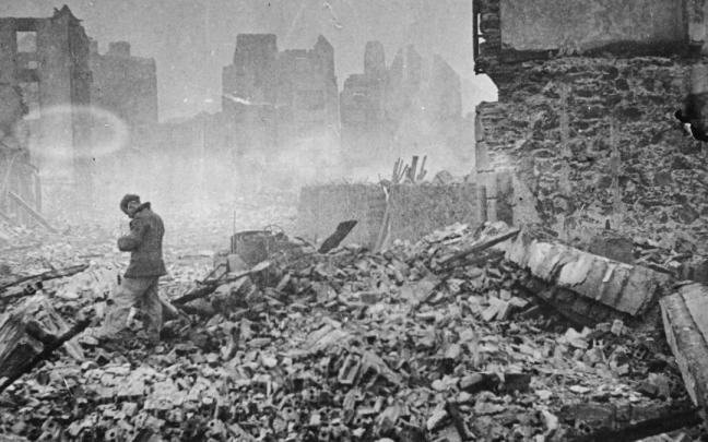 El oficial de gudaris Joseba Elosegi camina sobre las ruinas de un edificio de Gernika tras el bombardeo ejecutado por la aviación nazi en 1937