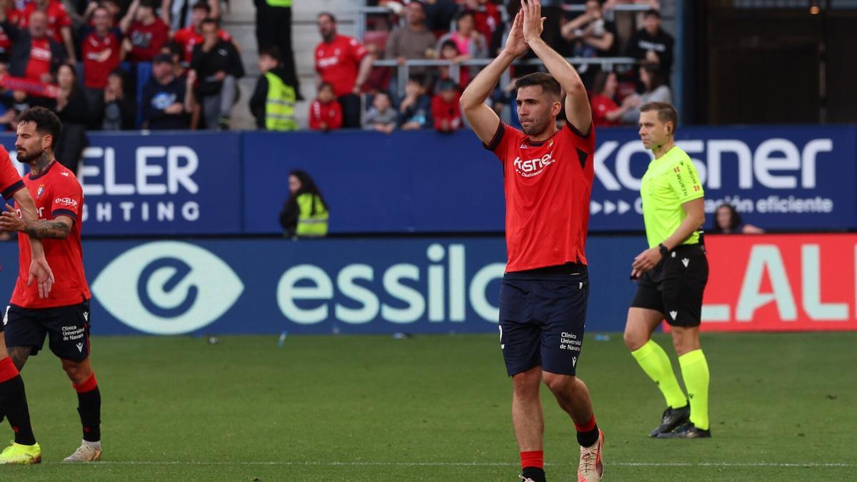 Jesús Areso aplaude a la afición de El Sadar. / UNAI BEROIZ