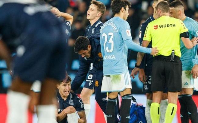 Aihen Muñoz se duele en el suelo tras lesionarse en Balaídos. / LA LIGA