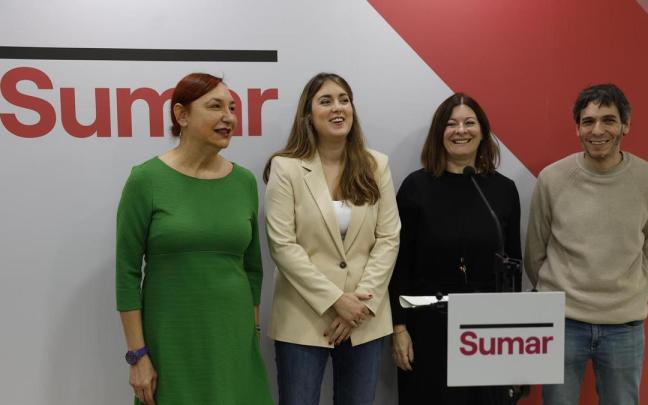 La candidata a lehendakari de Sumar, Alba García (2i), acompañada de Jon Hernández (d)(Ezker Anitza-IU) (d), Garbiñe Santa Coloma (2d)(Mas Euskadi- Euskadi Eraiki) y de Carmen Múñoz (i)(Berdeak EQUO).