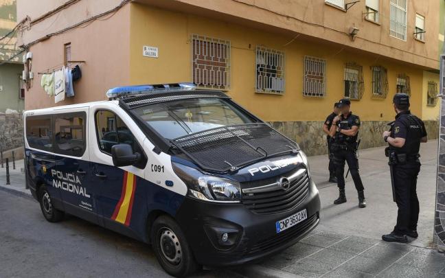Miembros de la Policía Nacional realizan un cordón policial frente a la vivienda de una joven asesinada esta tarde en el barrio de Pescadería de Almería Miembros de la Policía Nacional realizan un cordón policial frente a la vivienda de una joven asesinada esta tarde en el barrio de Pescadería de Almería