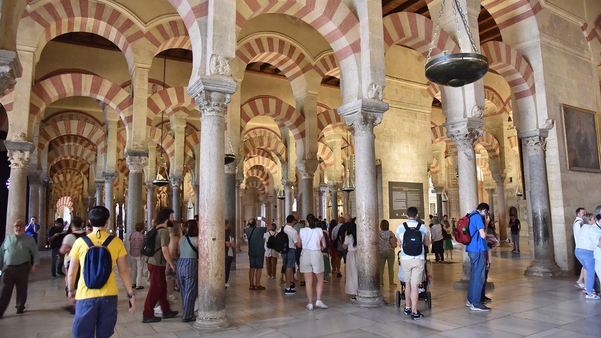 Turistas en el interior de la la Mezquita-Catedral de Córdoba en una foto de archivo.