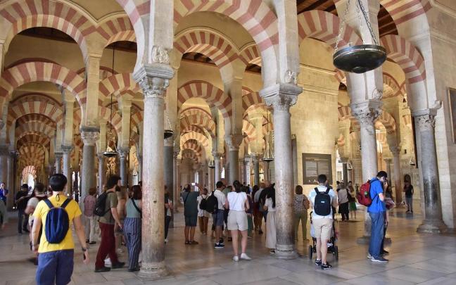 Turistas en el interior de la la Mezquita-Catedral de Córdoba en una foto de archivo. Turistas en el interior de la la Mezquita-Catedral de Córdoba en una foto de archivo.