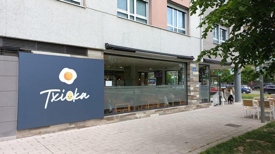 El Txioka, ubicado en Bulevar de Salburua 18, muy cerca de la parada del tranvía y del centro de salud