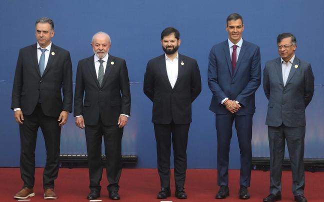El presidente del Gobierno español, Pedro Sánchez (2d), entre los presidentes de Uruguay, Yamandú Orsi; Brasil, Luiz Inácio Lula da Silva; Chile, Gabriel Boric; y Colombia, Gustavo Petro. / EP El presidente del Gobierno español, Pedro Sánchez (2d), entre los presidentes de Uruguay, Yamandú Orsi; Brasil, Luiz Inácio Lula da Silva; Chile, Gabriel Boric; y Colombia, Gustavo Petro.