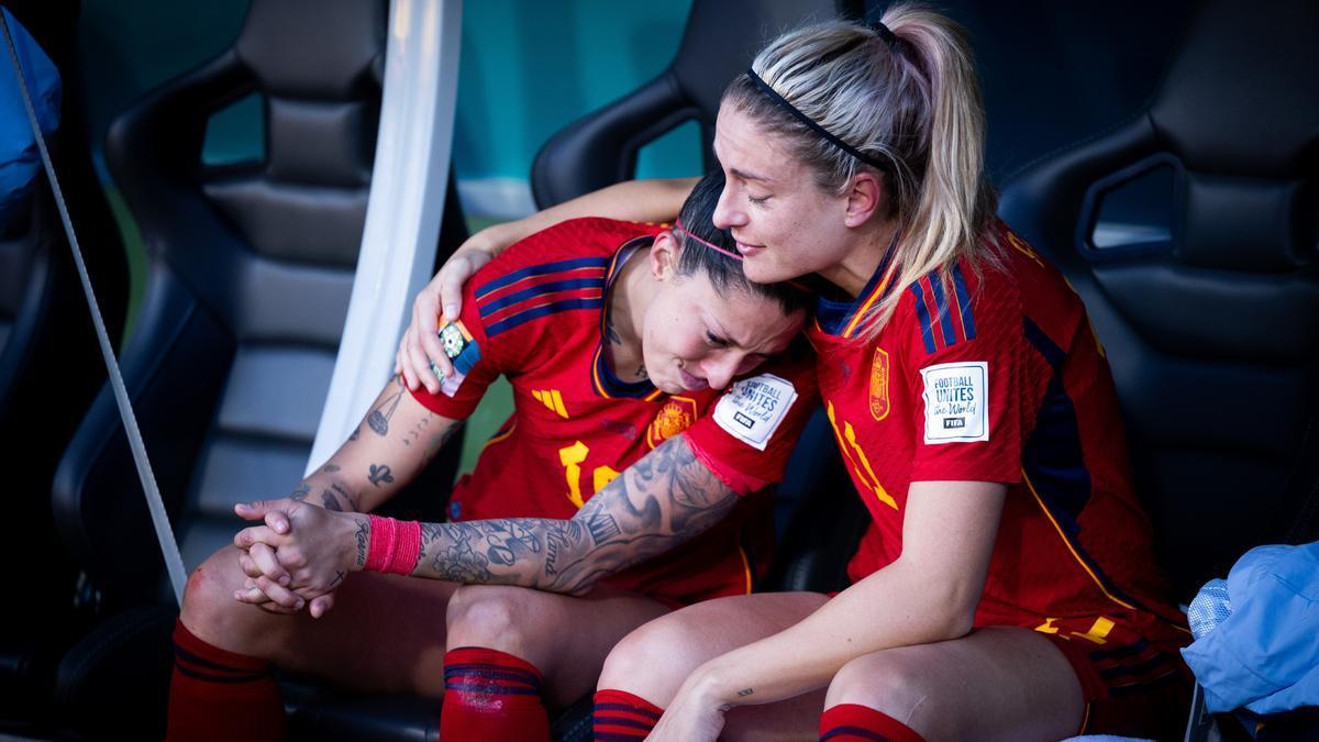 Putellas abraza a Jenni Hermoso tras clasificarse para la final del Mundial.