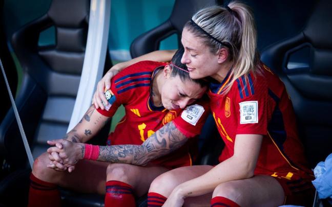 Putellas abraza a Jenni Hermoso tras clasificarse para la final del Mundial. Putellas abraza a Jenni Hermoso tras clasificarse para la final del Mundial.