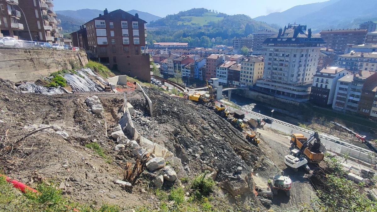 Vista del terreno sobre el que se va a levantar la residencia, tras detectarse problemas de estabilidad en la ladera.