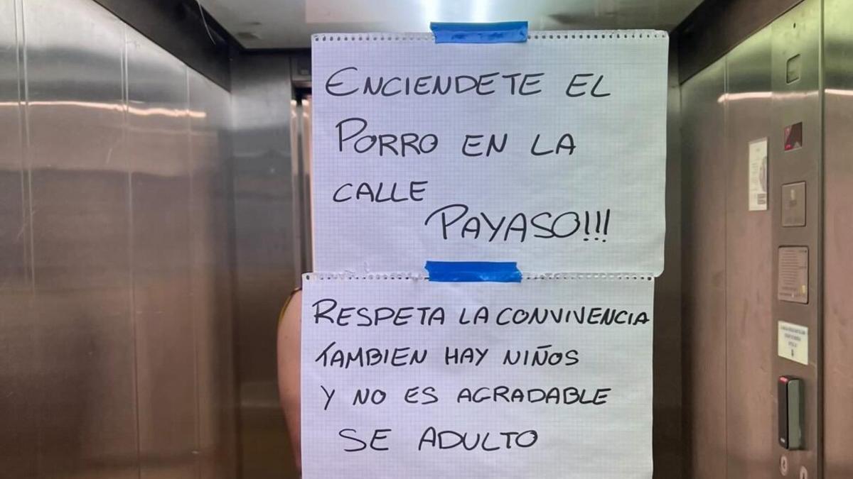 La imagen viral del cartel en el interior de un ascensor