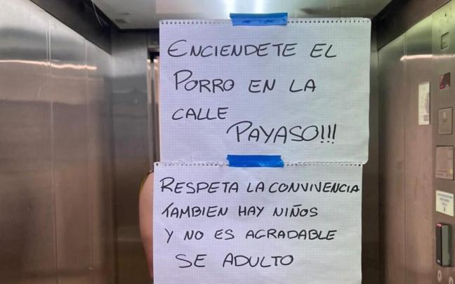 La imagen viral del cartel en el interior de un ascensor
