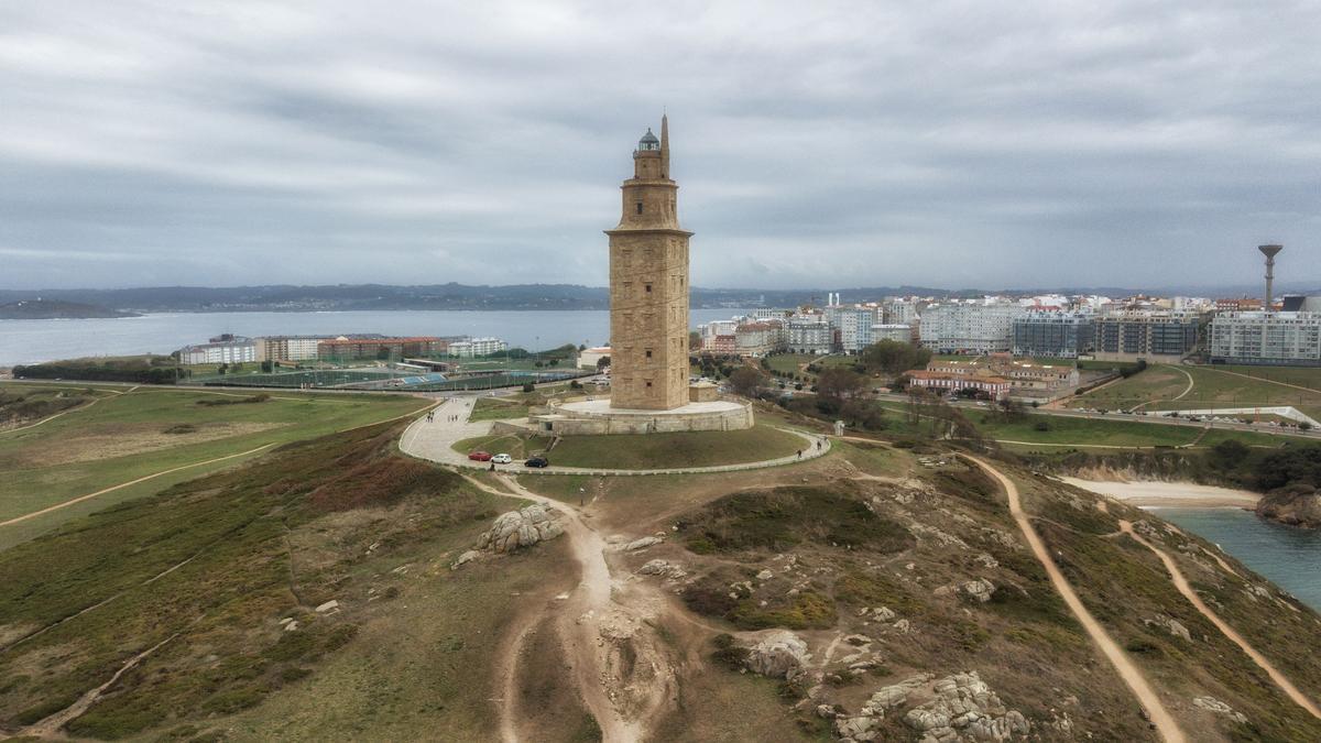 La Torre de Hércules, sobre la ciudad de A Coruña