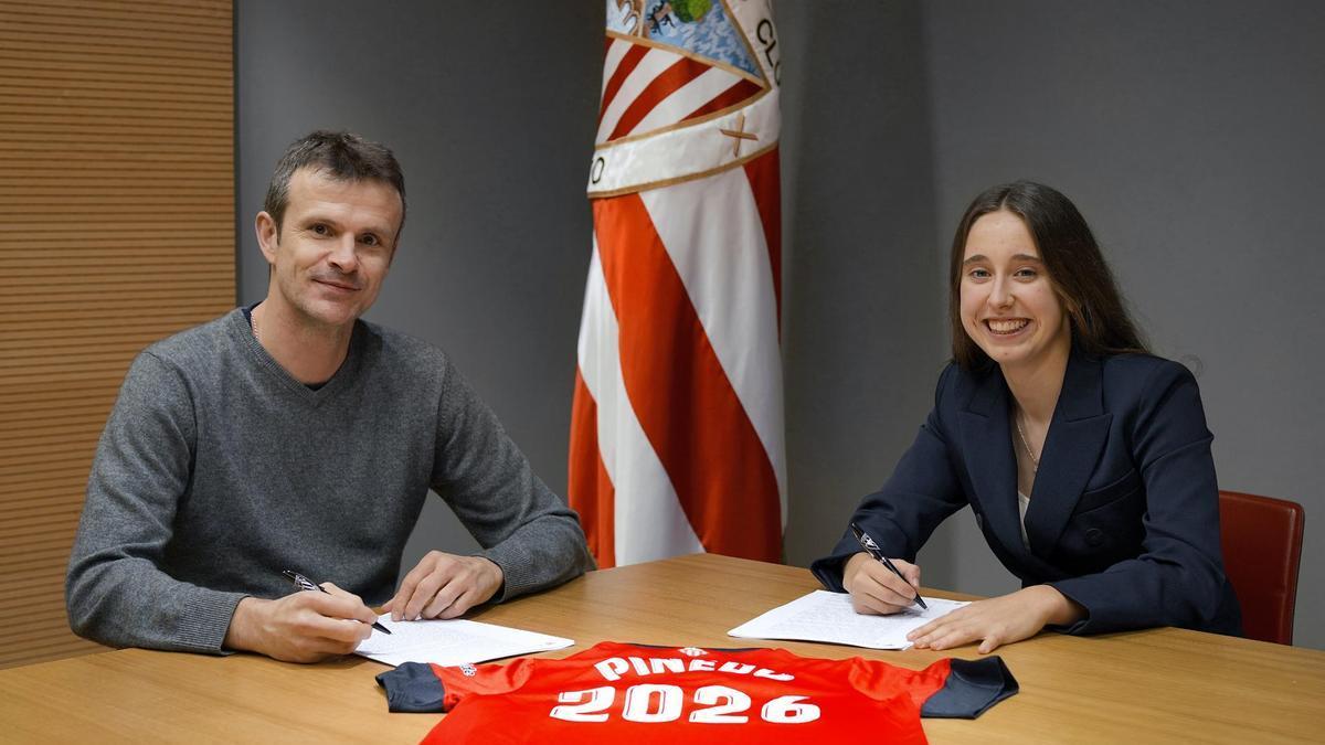 Clara Pinedo firma su nuevo contrato junto a Jon Uriarte