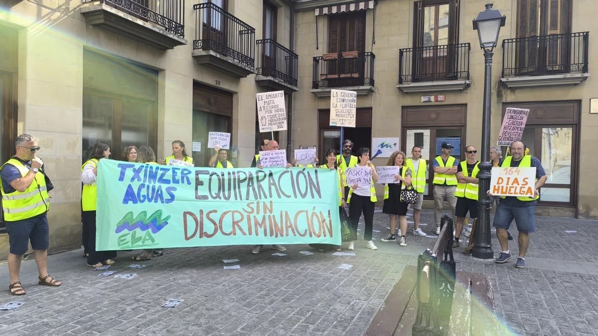 Trabajadores en huelga de Txinzer tras la protesta en el interior de la oficina