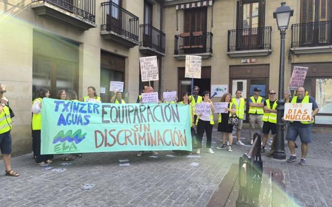 Trabajadores en huelga de Txinzer tras la protesta en el interior de la oficina