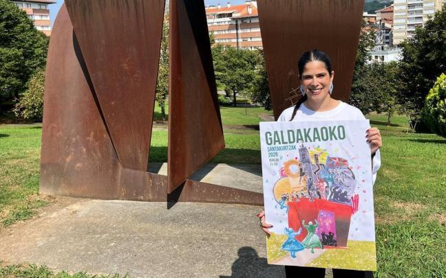 La ganadora del concurso, Ane Kareaga Graña, muestra el cartel junto a la escultura de Oteiza