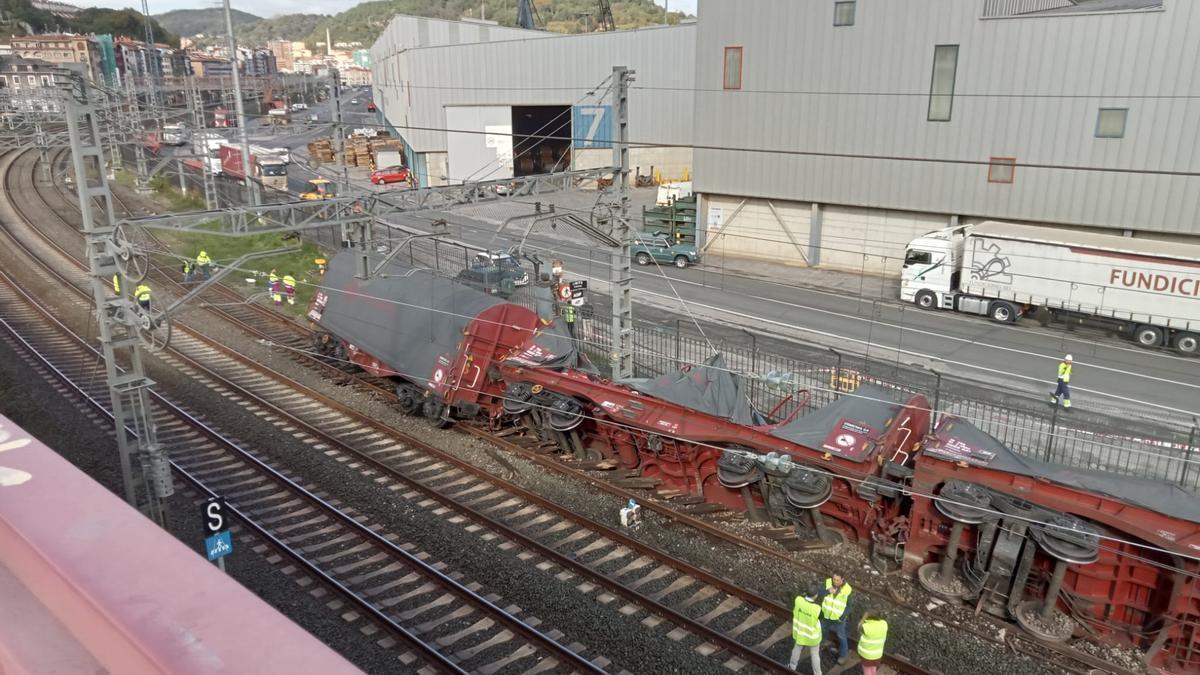 Descarrilan cinco vagones de un tren de mercancías en Pasaia / IKER ANDONEGI