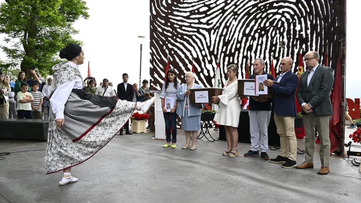 Acto de entrega a sus familias de los restos de dos milicianos que lucharon en la defensa de Bilbao.