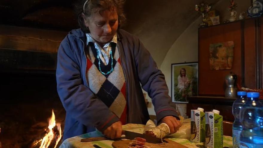 La jubilada italiana vive sola en los Alpes y se dedica al cuidado de sus animales.