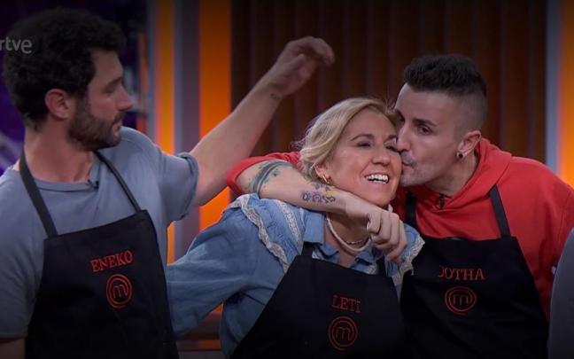 Leti entre sus compañeros Eneko y Jotha al momento de ser anunciada su expulsión de 'MasterChef 11'. Leti entre sus compañeros Eneko y Jotha al momento de ser anunciada su expulsión de 'MasterChef 11'.