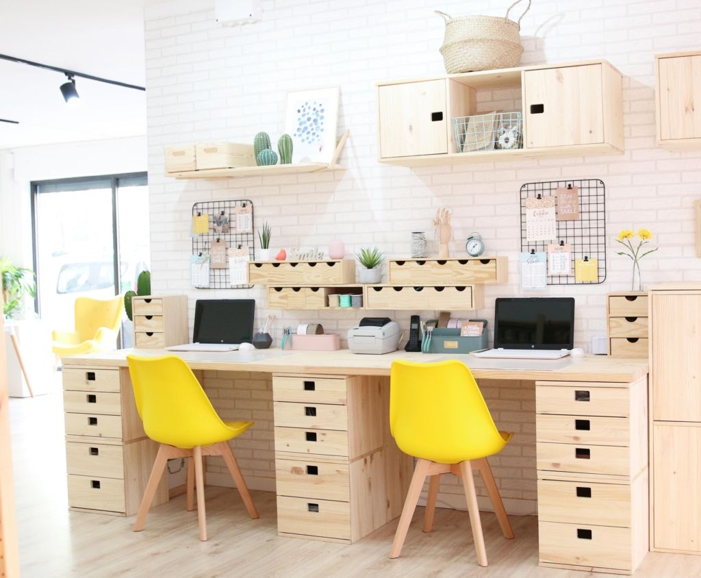 Mesa doble con muchas opciones de almacenaje.