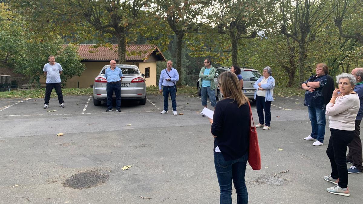 Vecinos de San Roque en Amurrio en la plazoleta de la ermita en un encuentro anterior