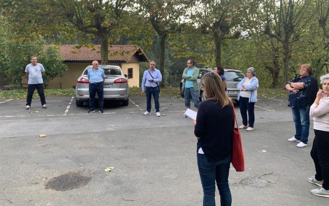 Vecinos de San Roque en Amurrio en la plazoleta de la ermita en un encuentro anterior