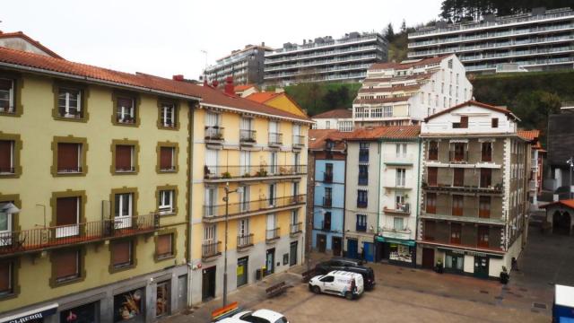 El diagnóstico de la vivienda muestra dificultades para la compra y el alquiler en la villa costera.