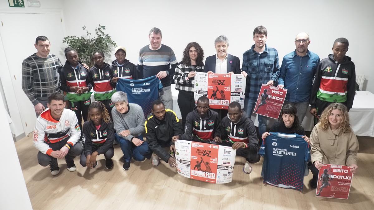 Organizadores, patrocinadores y atletas posaron juntos al final de la presentación de la prueba en el hotel Loiola.