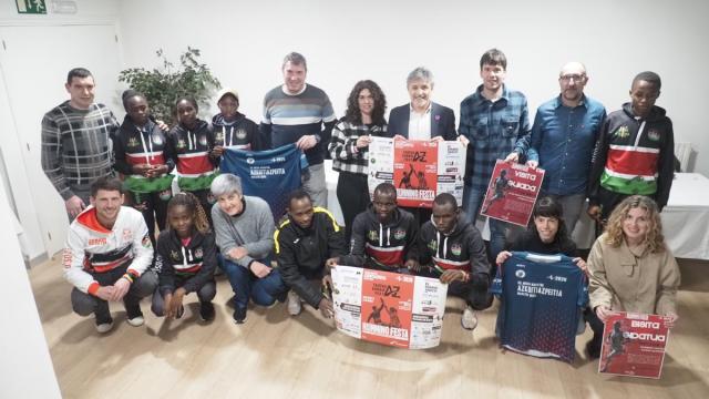 Organizadores, patrocinadores y atletas posaron juntos al final de la presentación de la prueba en el hotel Loiola.