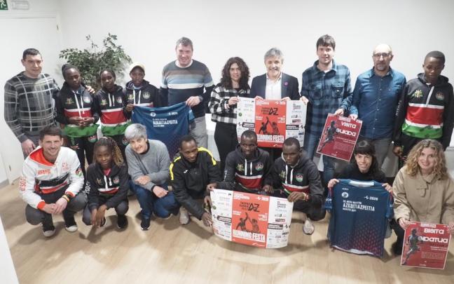 Organizadores, patrocinadores y atletas posaron juntos al final de la presentación de la prueba en el hotel Loiola.
