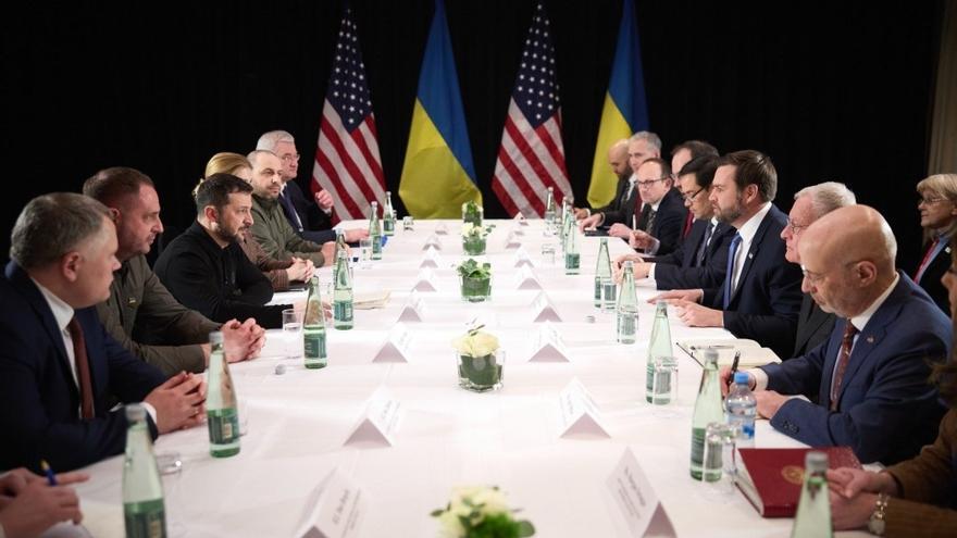 Reunión del presidente de Ucrania, Volodimir Zelenski, con el vicepresidente de Estados Unidos, JD Vance, y sus respectivos equipos en los márgenes de la Conferencia de Seguridad de Múnich, en Alemania