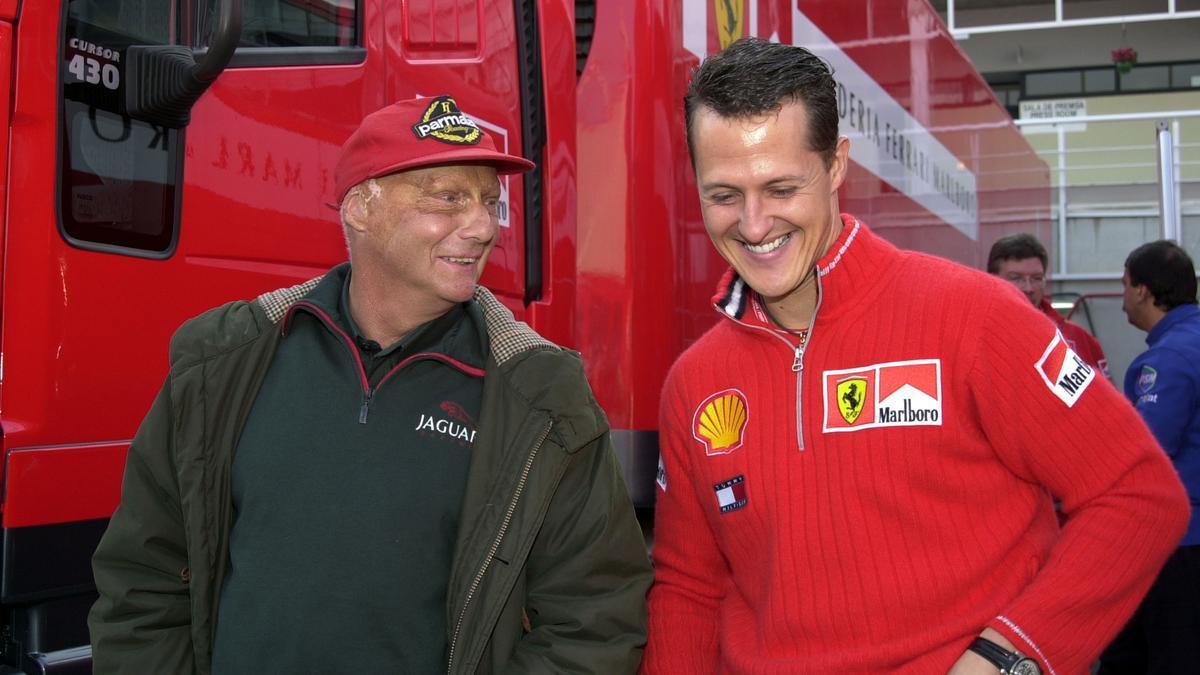 Michael Schumacher charla con Niki Lauda durante su época en Ferrari, donde logró cinco de sus siete títulos de la Fórmula 1.