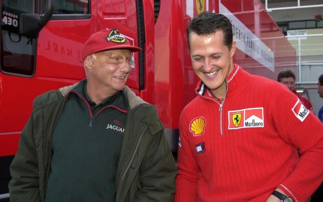 Michael Schumacher charla con Niki Lauda durante su época en Ferrari, donde logró cinco de sus siete títulos de la Fórmula 1.