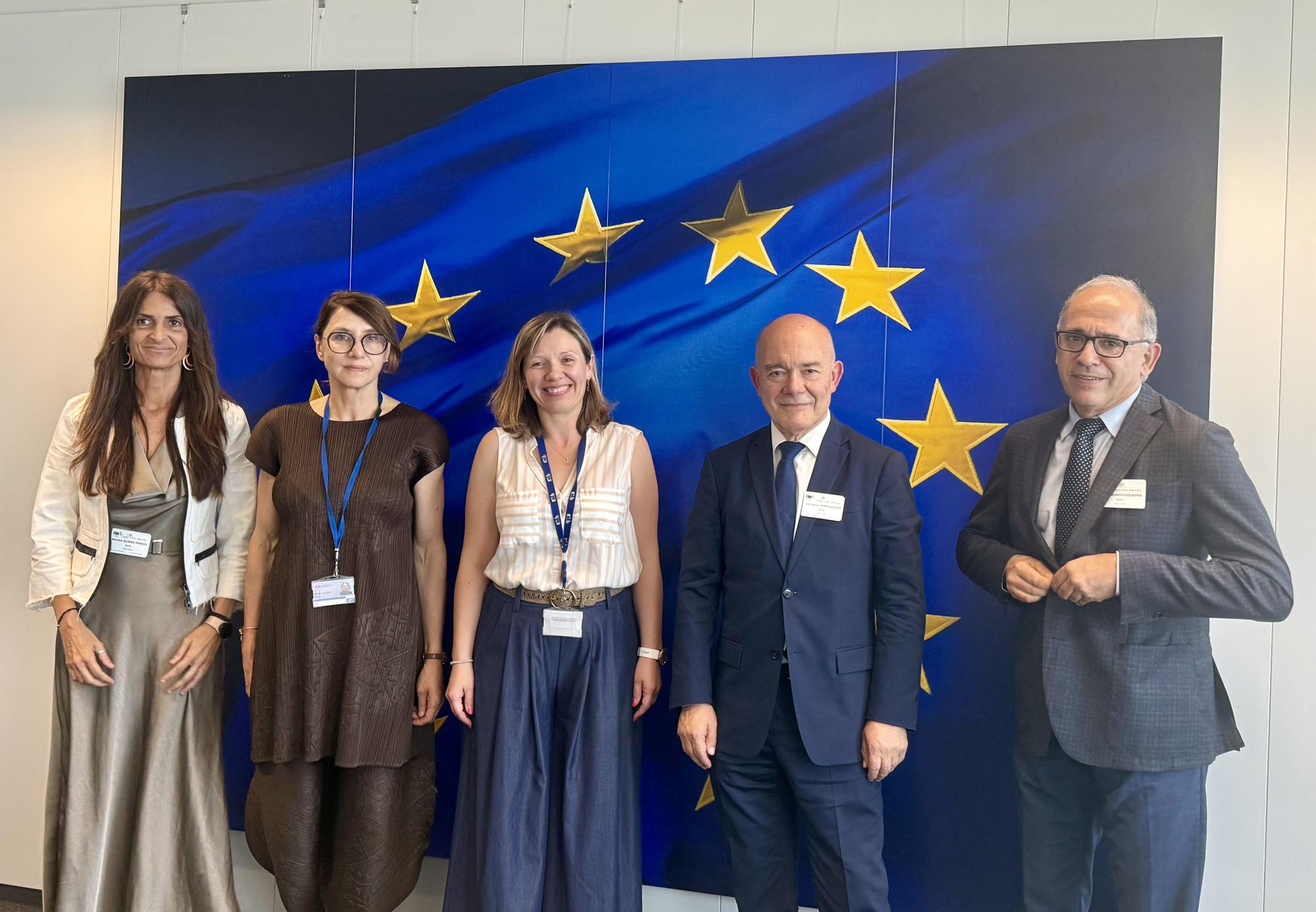 La delegación institucional encabezada por el consejero de Ciencia, Universidades e Innovación.