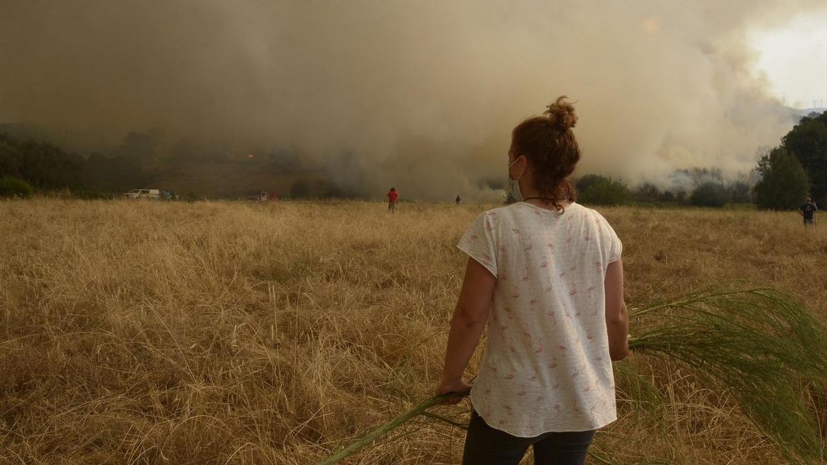 Vecinos mientras se acercan las llamas de los incendios en Galicia