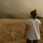 Vecinos mientras se acercan las llamas de los incendios en Galicia