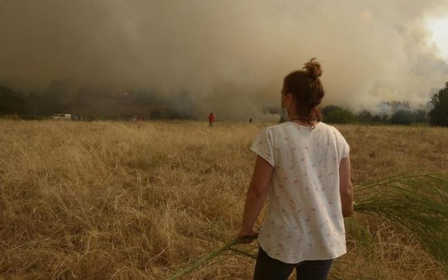 Vecinos mientras se acercan las llamas de los incendios en Galicia