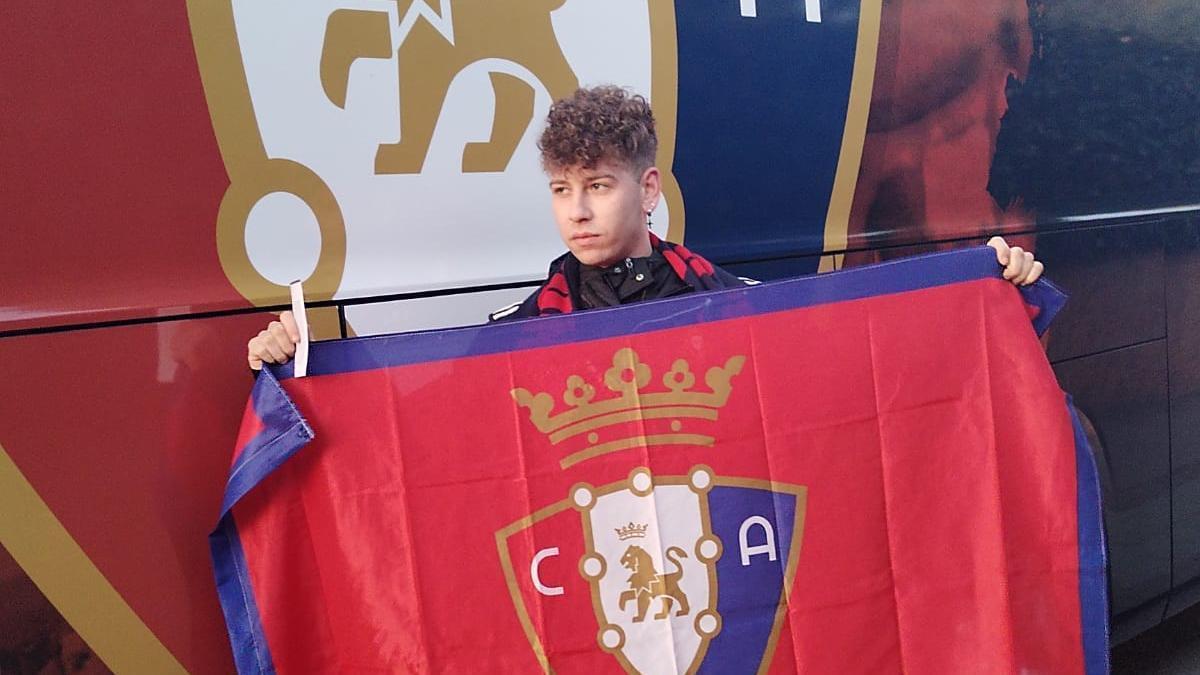 'Beto' posa con la bandera y el autobús de Osasuna.