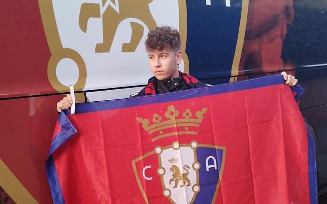 'Beto' posa con la bandera y el autob&uacute;s de Osasuna.