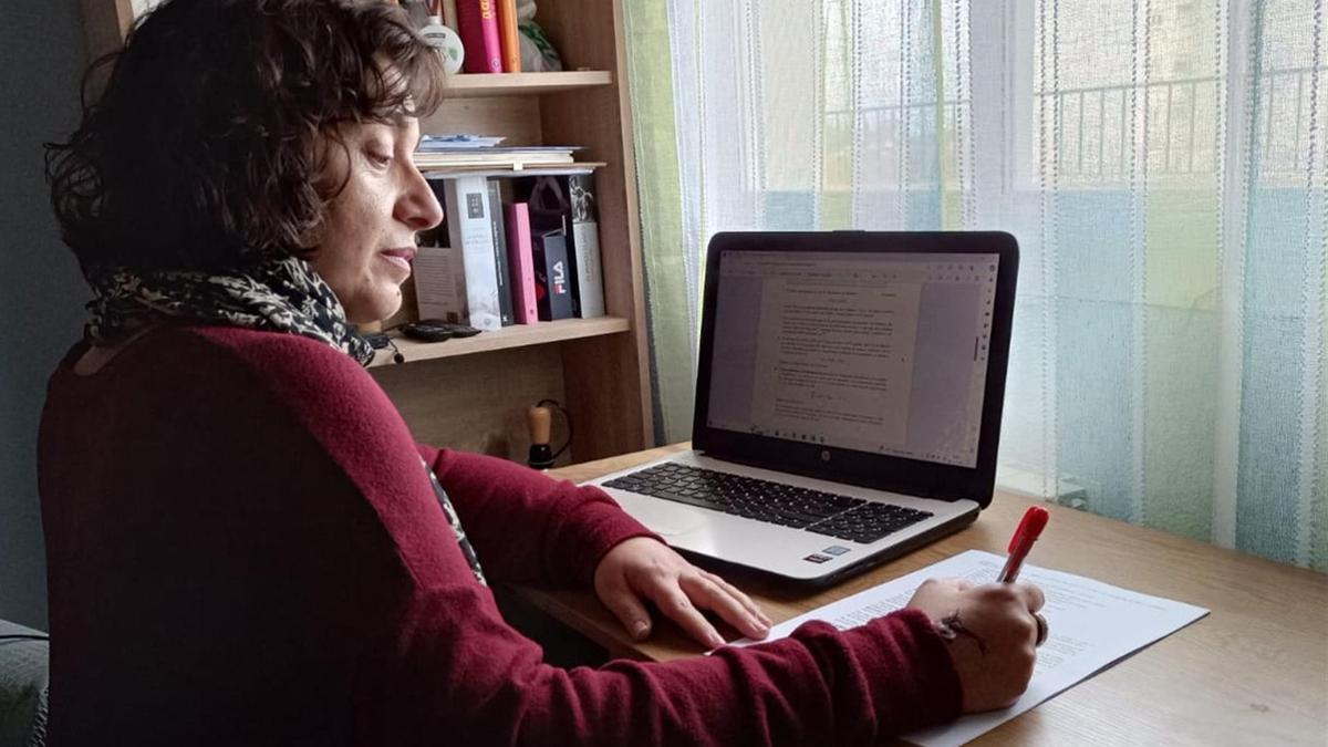 Una mujer teletrabaja en su casa de Sevilla.