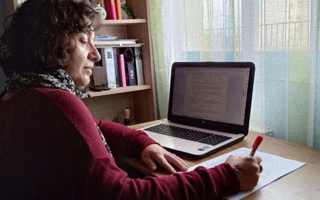 Una mujer teletrabaja en su casa de Sevilla. / EFE Una mujer teletrabaja en su casa de Sevilla.