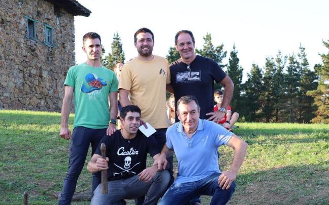 Equipo de la cofradía de Ibarguen que se ha llevado la txapela del campeonato de bolos en Zeanuri