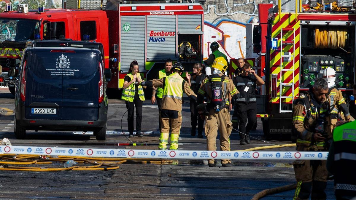 Bomberos en el incendio de la discoteca Teatre de Murcia.