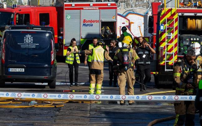 Bomberos en el incendio de la discoteca Teatre de Murcia.