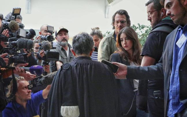 Beatrice Zavarro, la abogada de Dominique Pelicot, atiende a los medios. / EFE Beatrice Zavarro, la abogada de Dominique Pelicot, atiende a los medios.